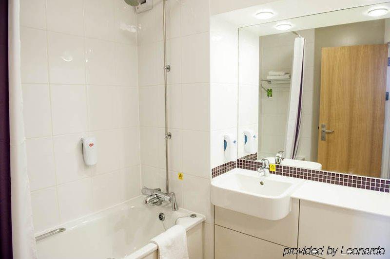 Premier Inn London Heathrow Airport T2 & T3 - Bath Road Hounslow Exterior photo